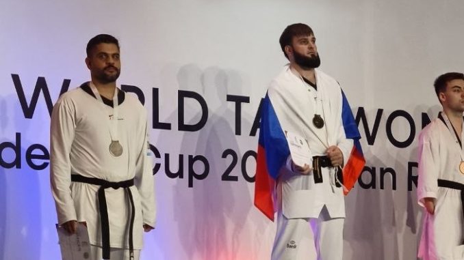 Билал Яхьяев на пьедестале международного турнира по тхэквондо ВТФ ПОДА